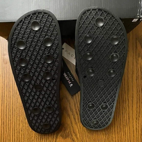 PacSun Black and Yellow Sandals with Playboy Logo - Picture 5 of 5